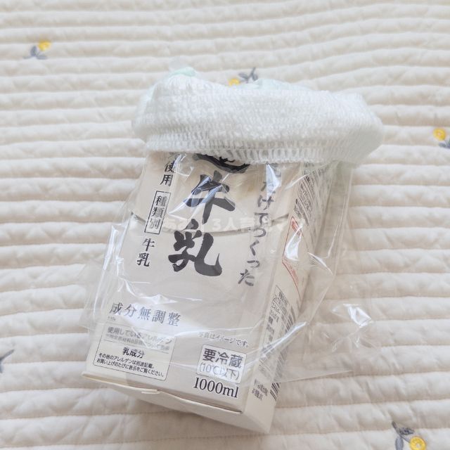 牛乳パックの中に余ったおむつを広げてセットしている写真（余ったおむつと牛乳パックで作る嘔吐用簡易エチケットボックスの作り方手順その３）