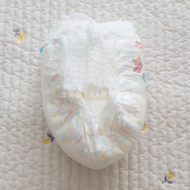 隙間ができないよう、おむつ2枚を90度ずらして重ねている写真